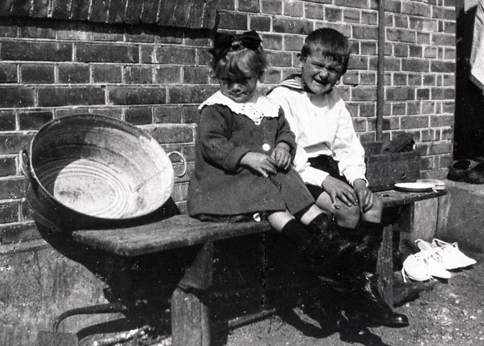 Børn bag Lundevej 7, antageligt 1920’erne.