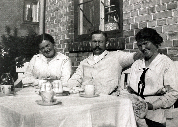 Kaffe i haven bag Lundevej 7, 1925.
