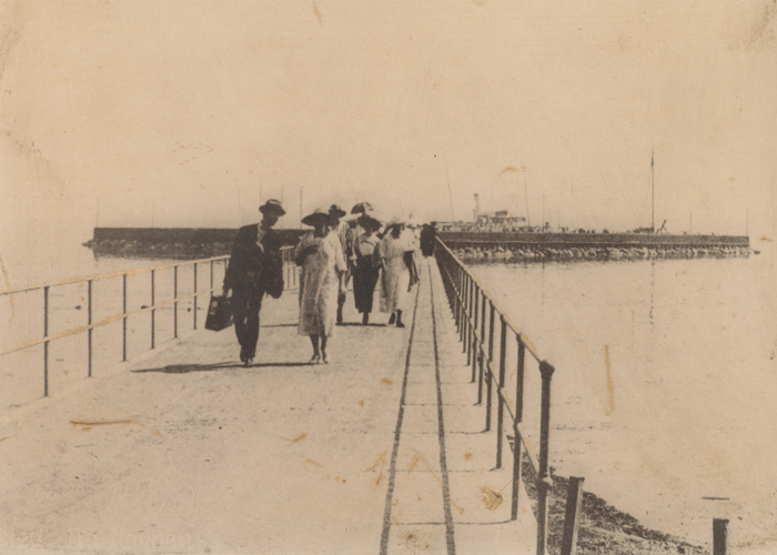 Rungsted Havn Sommerklædte passagerer på vej ind ad anløbsbroen i 1923