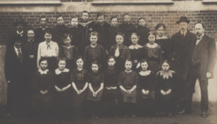 kønsopdelt skole - pige elever og lærere udfor Hørsholm Skole ca. 1917