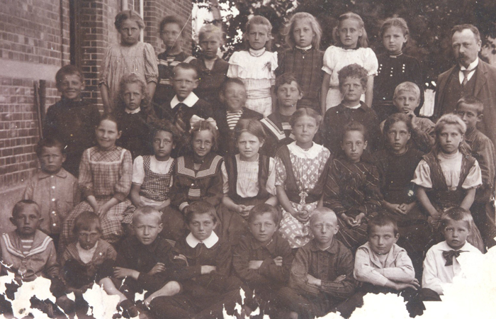 Daglig skolegang Lærer Tryde med skoleklasse ved Hørsholm Skole ca. 1910