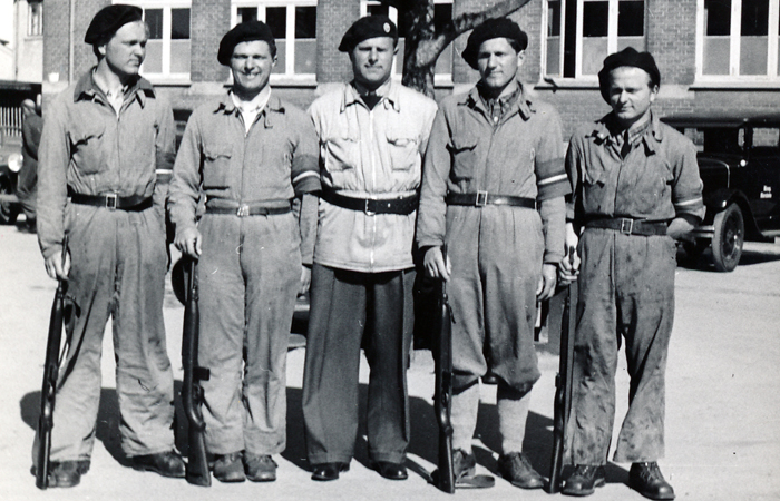 I midten ses en af de ledende mænd i den lokale modstandsbevægelse, vejassistent A.E. Nielsen omgivet af sine fire sønner: Einar, Aage, Poul og Ole. Hørsholm Skole. Befrielsen 5.maj 1945