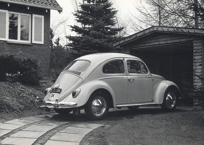 Uden for Kløvervang 27 holder familiens første bil foran garagen, der blev bygget i 1964.